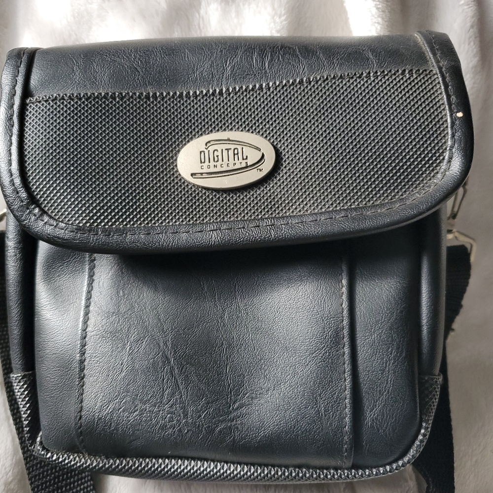 Black Camera Pouch vynyl adj. Strap Crossbody